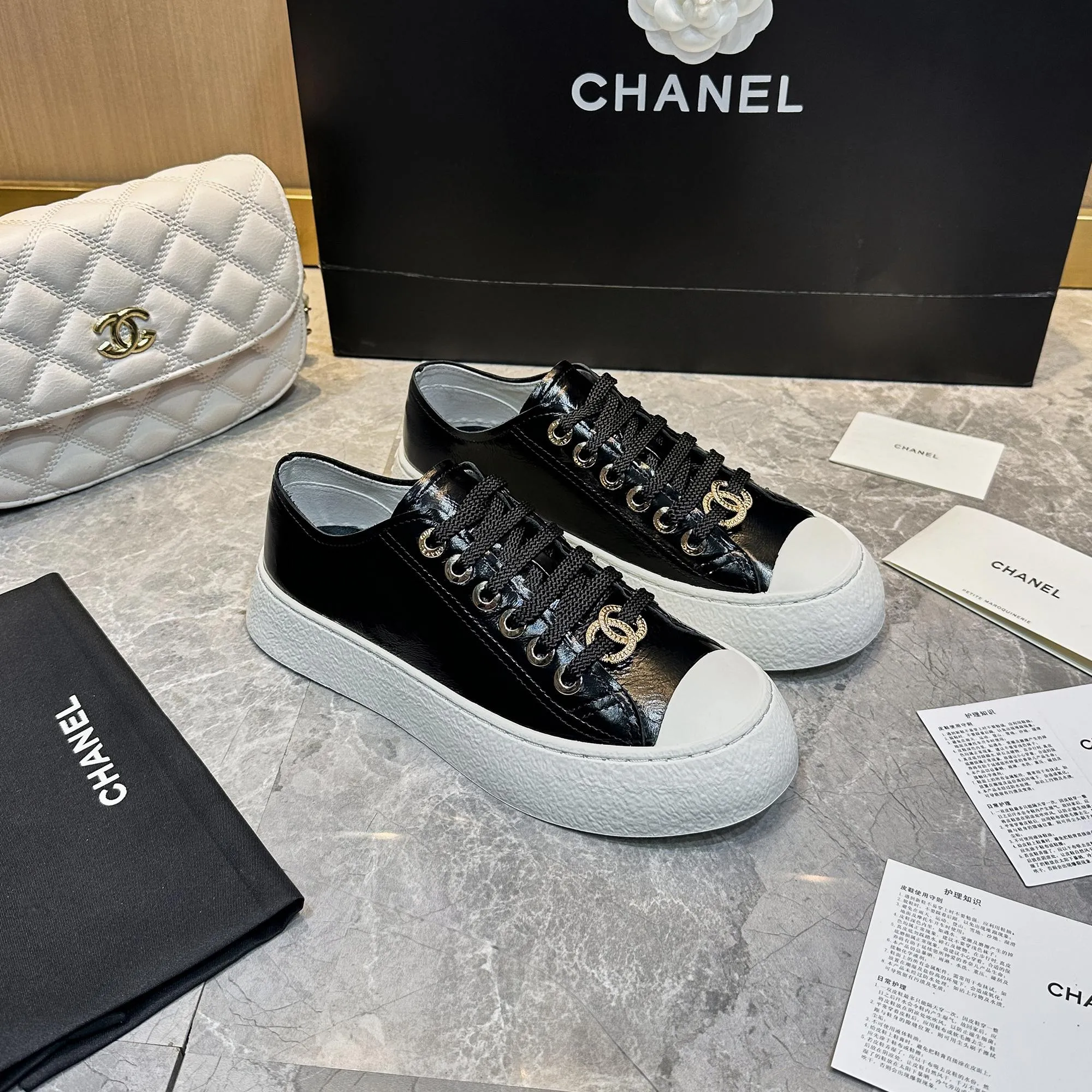 👟👟Ex-factory price 440👟👟 Chanel Chanel - 2024 counter top casual sports shoes This classic design; the upper is electro-embroidered with a variety of craftsmanship; the outsole is fashionable and sporty; it is extraordinary and incorporates a variety of color matching elements... The diversified mix and match is very good-looking and versatile, casual, fashionable, sports and outdoor can be taken into account... ꫛꫀꪝ Go➫ Material: ❶Upper made of: Original imported cowhide ❷Inside made of: original imported breathable sheepskin ❸Outsole based on: original TPU outsole Full set of boutique packaging for women 35–41